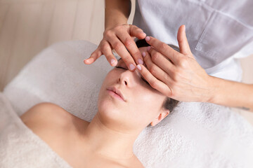 Massaggio sulla fronte