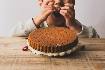 転倒したケーキを食べる子供