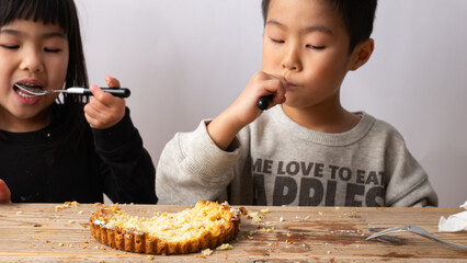 転倒したケーキを食べる子供