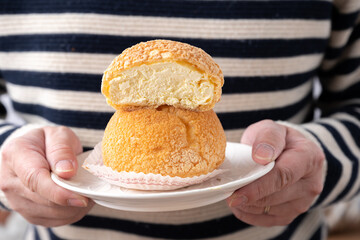 シュークリームを持つ手