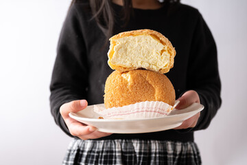 シュークリームを持つ手