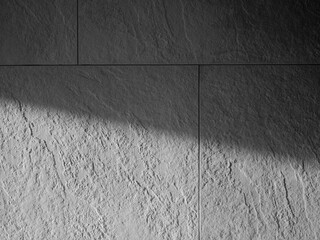  Światłocienie na nier&oacute;wnej kamiennej ścianie