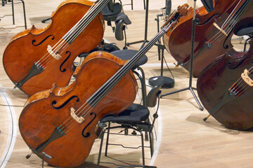 Kontrab&auml;sse in einem Orchesterprobenraum