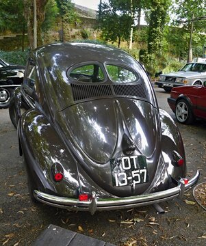 Volkswagen Beetle black split-window classic car rear view