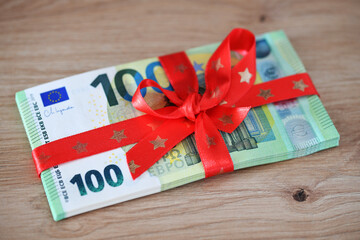 Geldgeschenk mit 100 Euro Scheinen