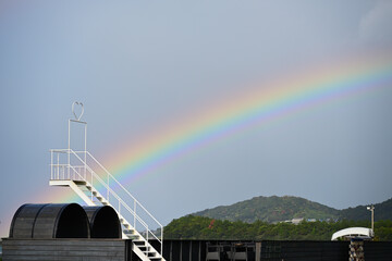 観光地を七色に染める虹の自然風景