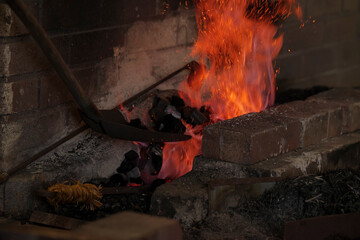 刀鍛冶の炉で燃え上がる炎と火花