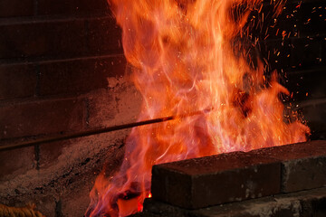 刀鍛冶の炉で燃え上がる炎と火花