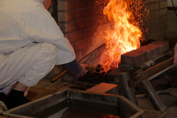 刀鍛冶の炉で燃え上がる炎と火花