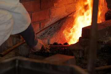 刀鍛冶の炉で燃え上がる炎と火花