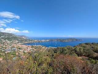 Fototapeta premium Vue panoramique de la baie de Villefranche-sur-Mer et Cap Ferrat sur la Côte d'Azur