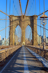 Obraz premium View from middle of Brooklyn Bridge on clear day with city skyline
