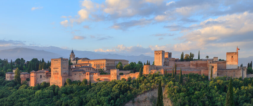 L'Alhambra au lever du soleil, vu de  Albaic&iacute;n,   Grenade, Andalousie