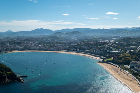 Vista a&eacute;rea e panor&acirc;mica da deslumbrante Ba&iacute;a de La Concha em San Sebasti&aacute;n, Espanha