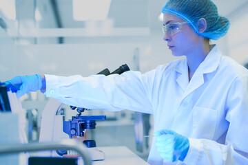 A researcher drives medical innovation using advanced technology. She focuses on scientific discovery, representing the future of healthcare, precision, and digital solutions.