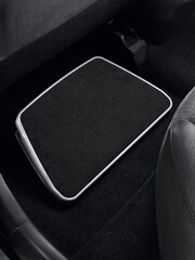 Footrest for the back seat of a car