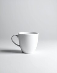 Obraz premium Eine weiße Kaffeetasse steht allein auf einem grauen, neutralen Hintergrund.