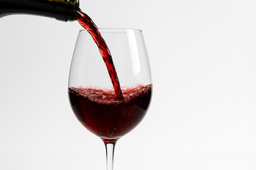 注がれる赤ワインのイメージ素材　白い背景