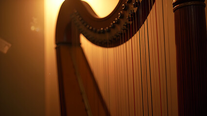 Eine eindrucksvolle Makroaufnahme einer Harfe in einer k&uuml;nstlerischen, filmischen Szene. Gestochen scharfe Details offenbaren den fein geschnitzten Holzrahmen. KI Generated 