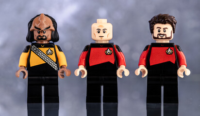 Naklejka premium Dortmund - Deutschland 16. Dezember 2025 - Lego Figuren der Crew der Enterprise