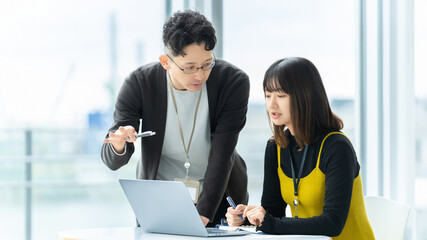 ミーティングをする男女2人のビジネスマン