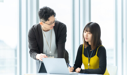 ミーティングをする男女2人のビジネスマン