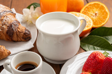 Colazione europea con latte fresco di mucca, caffè espresso, frutta fresca, succo e croissant  © Alessio Orrù