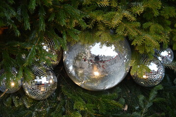 Boules de No&euml;l &agrave;&nbsp;facettes&nbsp;en d&eacute;cembre