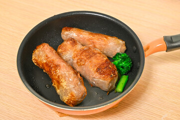 こんがり焼いたライスペーパーのソーセージ