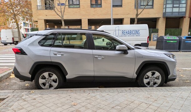 Vista lateral de un autom&oacute;vil Toyota RAV4 Hybrid aparcado en una calle de Madrid, Espa&ntilde;a, 15 de diciembre de 2025