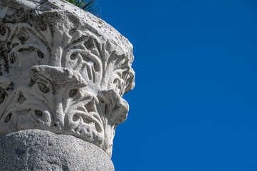 Obraz premium Corinthian column capital in Durres, Albania, showcasing intricate classical architectural details and historic craftsmanship.