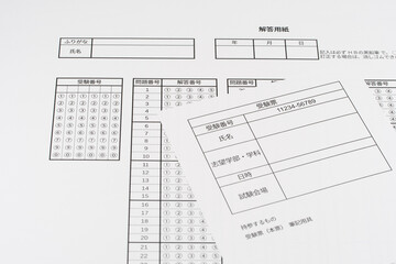 受験票とマークシートで受験のイメージ