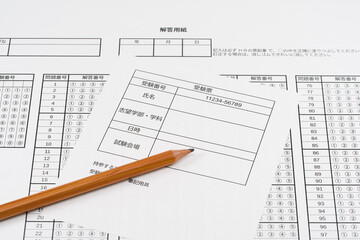 受験票とマークシートで受験のイメージ