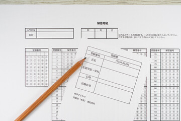 受験票とマークシートで受験のイメージ
