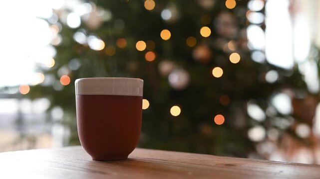 Vapeur d'&eacute;chappant d'une tasse de caf&eacute; dans une ambiance de Noel 