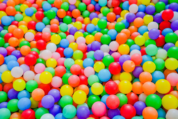 室内に広がるカラフルなボールプールの遊び空間／Colorful ball pool creating a playful indoor scene