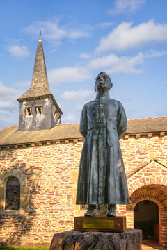 Statue de l'abb&eacute; Henri GILLARD devant l'&eacute;glise Saint Onenne de Tr&eacute;horenteuc dans le Morbihan en r&eacute;gion Bretagne, verticale