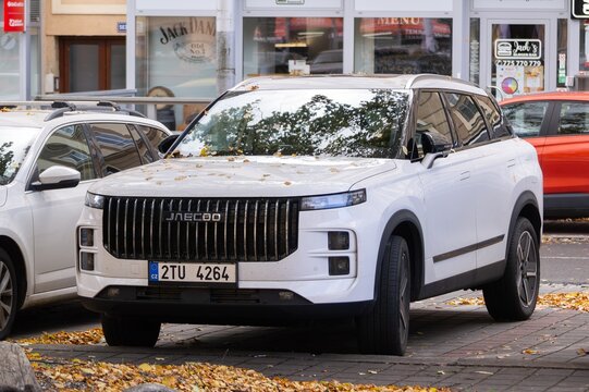 Chinese Jaecoo J7 SUV car parked on street