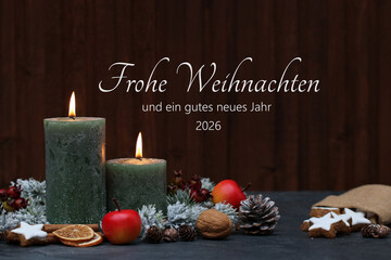 Weihnachtskarte: Weihnachtliche Grüße auf deutsch, Dekoration mit grünen Kerzen,  Zimtsternen, Nüßen und Weihnachtskugeln. Frohe Weihnachten und ein gutes neues Jahr 2026.