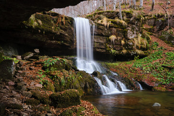 Framed side view of scenic Skok waterfall on Old Mountain during autumn season © Nikola