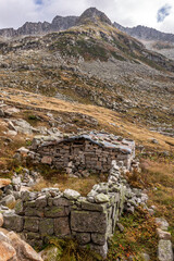 A stone-built cabin in the mountainous region of Rize, offering a view of the mountains.