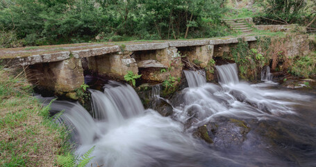 Presa para canal para servir de agua a un molino, r&iacute;o Xunco, Cervo, Lugo, Galicia, Espa&ntilde;a