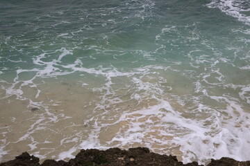 荒れた日の海の高い波の景色