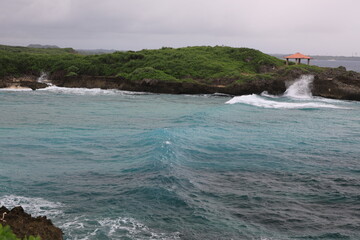 荒れた日の海の高い波の景色