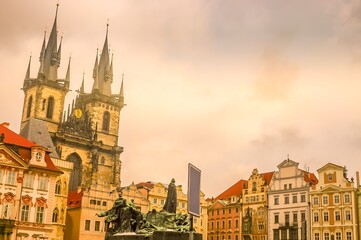 Obraz premium Prague, Czech Republic - 15 Mars 2006: View of the Old Town Square during a sunset. The square hosts the Jan Hus monument the church of Our Lady before Tyn.