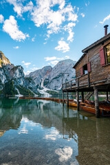 Obraz premium Breathtaking Lago di Braies: Tranquil Reflections and Wooden Boats