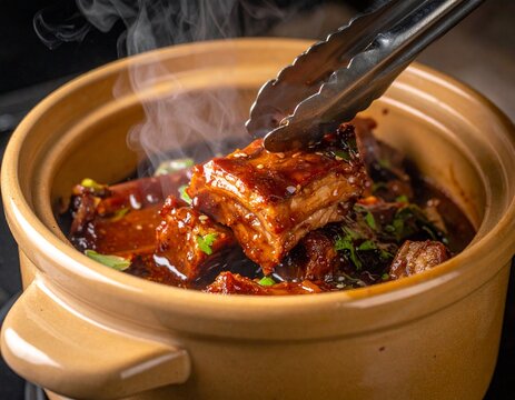김이 오르는 세라믹 냄비 속 간장 소고기 숏립 조림 Steaming Soy-Braised Beef Short Ribs in a Ceramic Pot 
