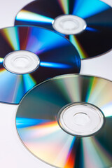 白背景に記録用メディアとしてのCDやDVDディスク