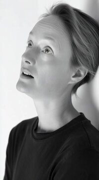 Mulher Respirando Ansiosamente Crise de Ansiedade e Tensao Emocional