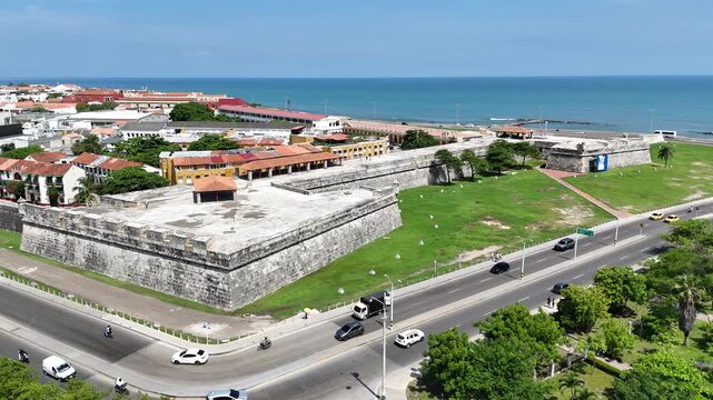 Vista a&eacute;rea del Baluarte de San Ignacio y las murallas de Cartagena de Indias, Colombia, con el mar Caribe al fondo.